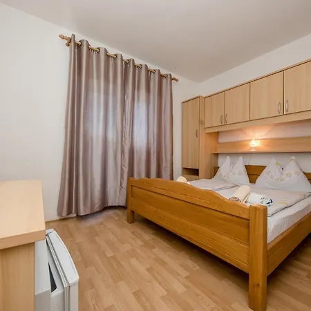 Rooms Marijana 3*